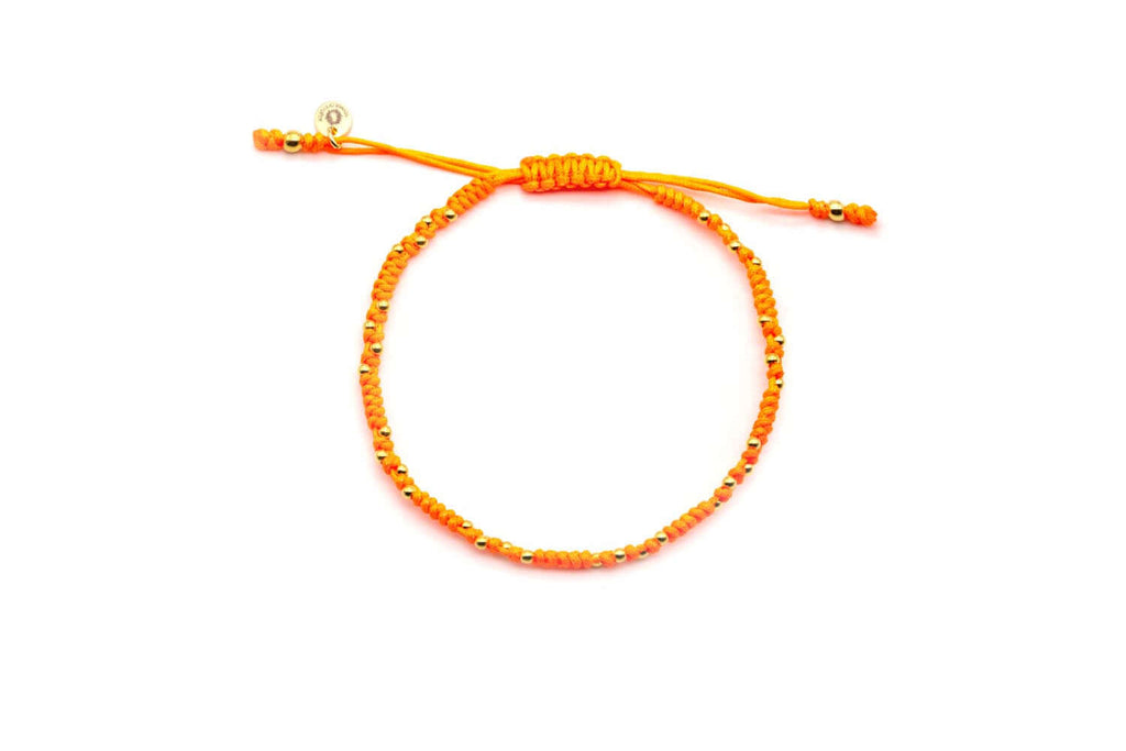 Geflochtenes Macramé-Armband in Orange mit vergoldeten Perlen und Zugverschluss