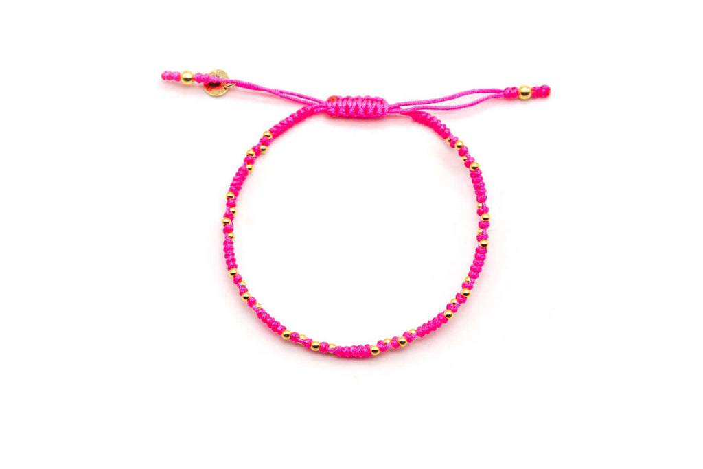 Pinkfarbenes Macramé-Armband mit kleinen vergoldeten Kugeln und Zugverschluss