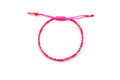 Pinkfarbenes Macramé-Armband mit kleinen vergoldeten Kugeln und Zugverschluss