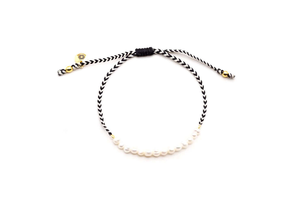 Geflochtenes schwarz-weißes Macramé-Armband mit weißen Süßwasserperlen und Zugverschluss