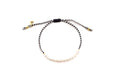 Geflochtenes schwarz-weißes Macramé-Armband mit weißen Süßwasserperlen und Zugverschluss