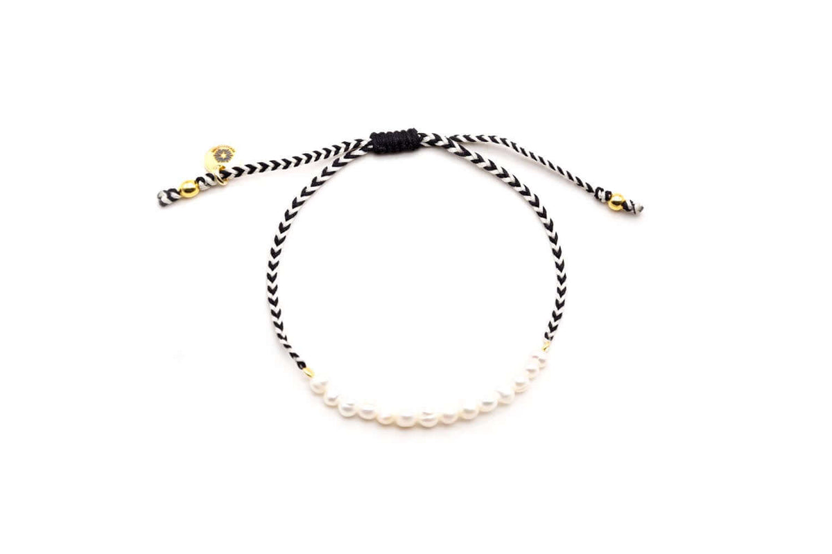 Geflochtenes schwarz-weißes Macramé-Armband mit weißen Süßwasserperlen und Zugverschluss