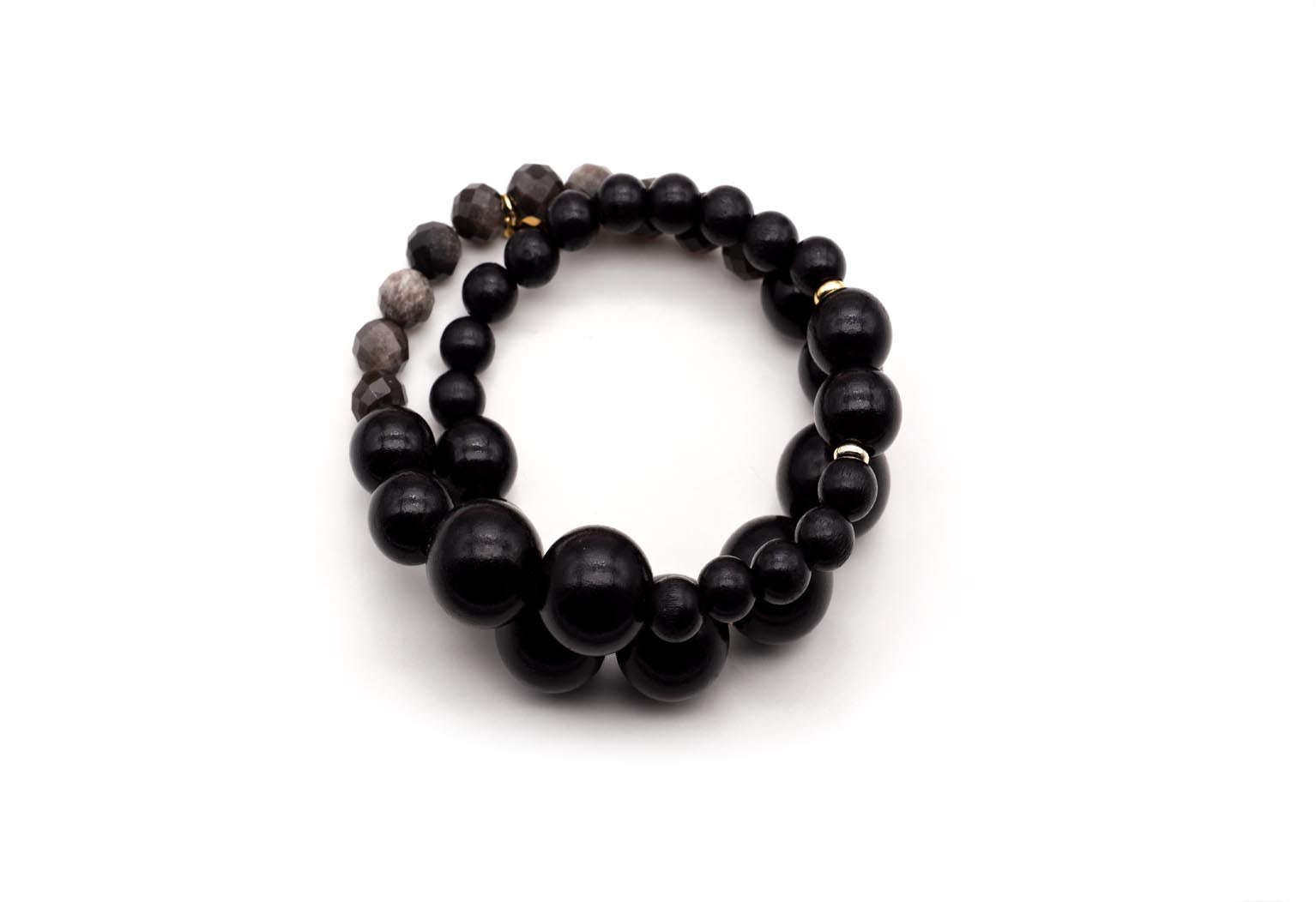 Doppeltes Armband auf Elastikband mit großen schwarzen Holzperlen und facettierten Obsidian-Perlen, dazu vergoldete Perlen