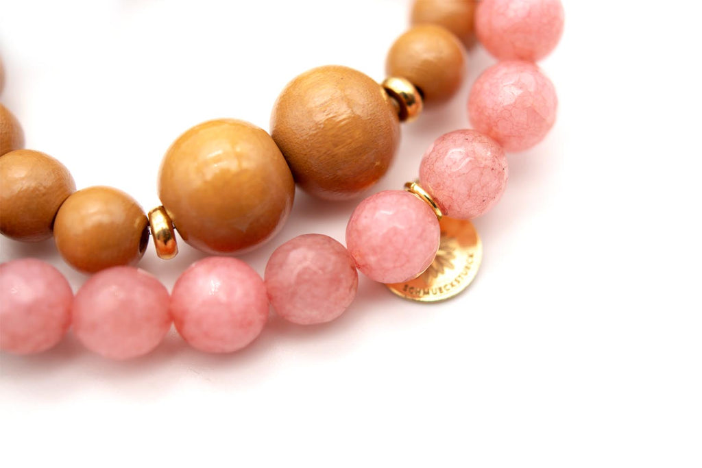Detail der rosa Jade-Perlen mit vergoldetem Anhängerplättchen