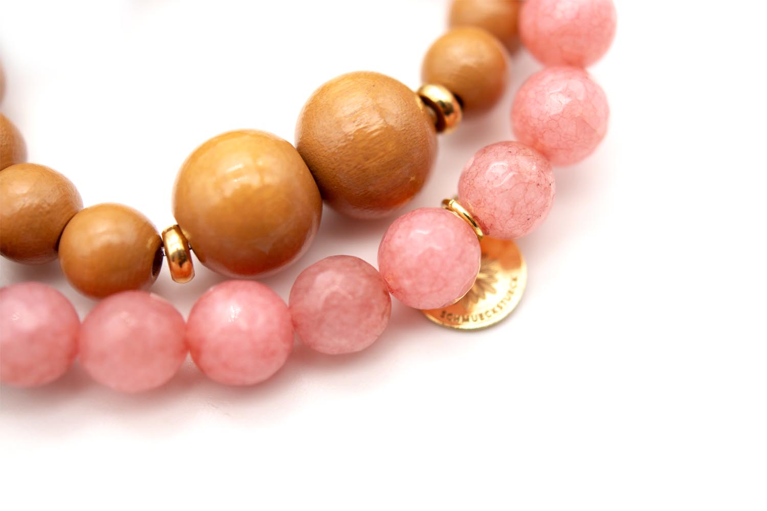 Detail der rosa Jade-Perlen mit vergoldetem Anhängerplättchen