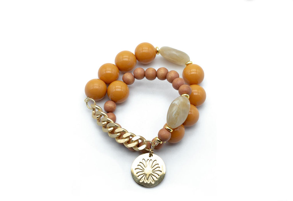 Doppeltes Armband auf Elastikband mit safrangelben und braunen Perlen, goldfarbener Gliederkette und rundem Logo-Tag