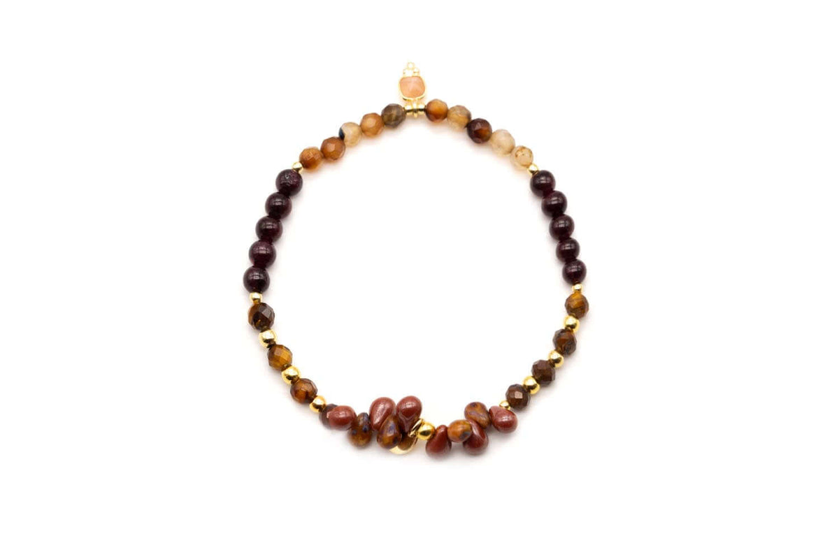 Armband auf Elastikband mit braunen und dunkelroten Edelsteinperlen, goldfarbenen Perlen und Steintropfen
