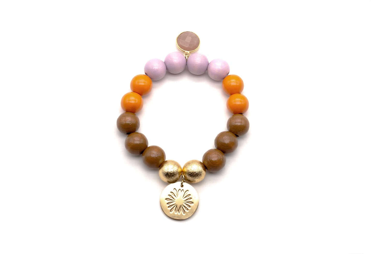 Armband auf Elastikband mit braunen, orangefarbenen und flieder Holzperlen, Mondstein-Anhänger und vergoldetem Logo-Tag