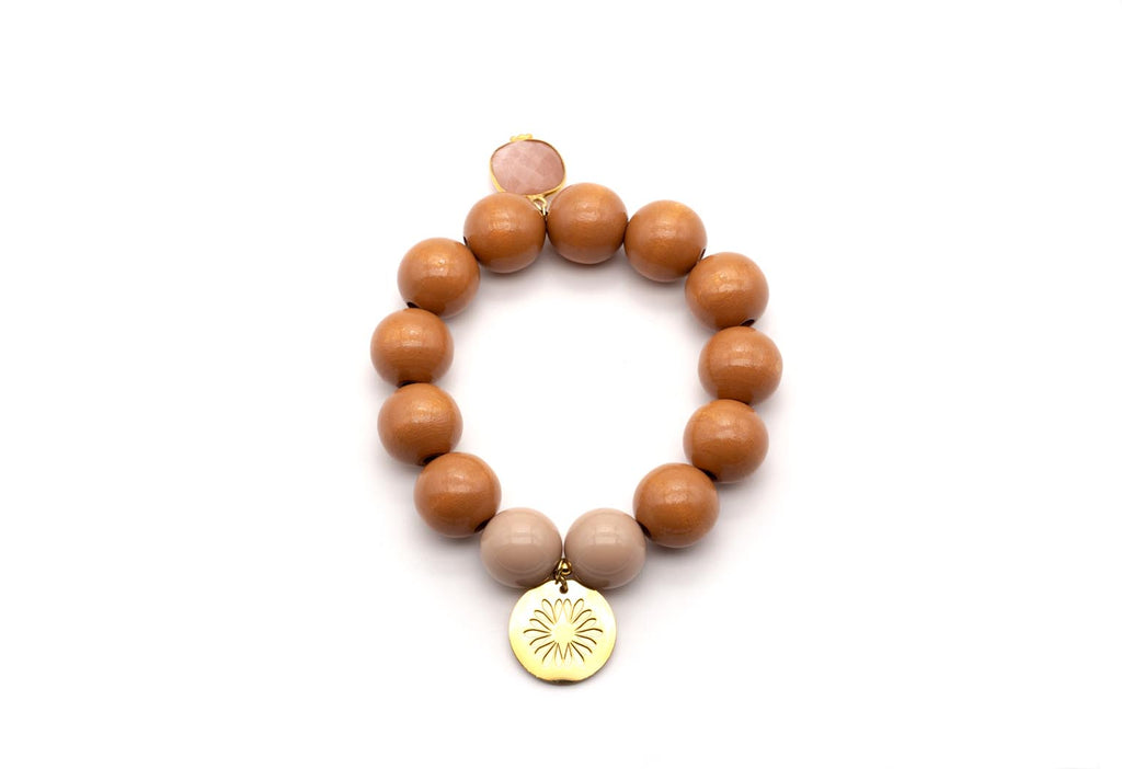 Armband auf Elastikband mit caramelfarbenen Holzperlen, rosa Quarz-Anhänger und vergoldetem Logo-Tag