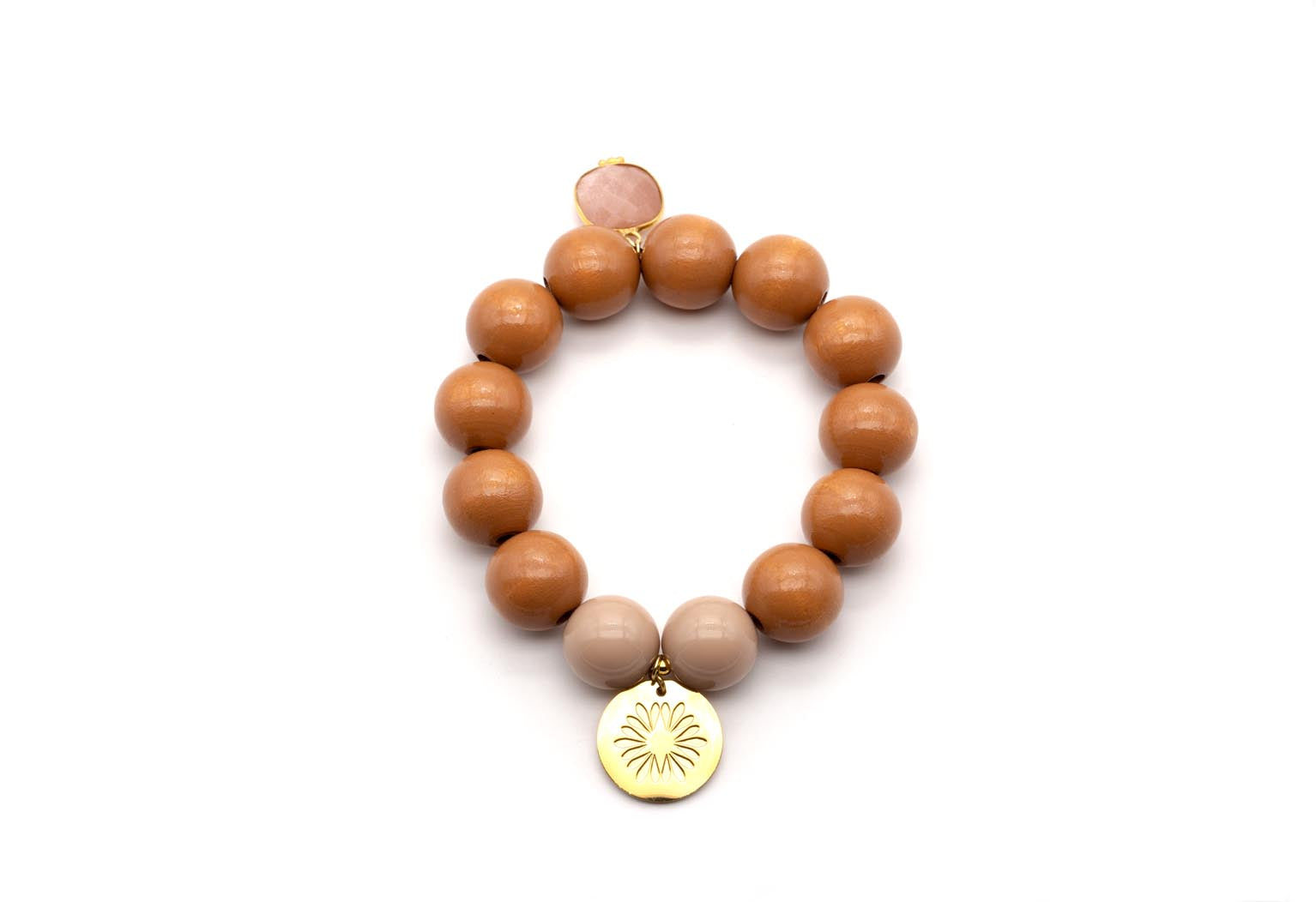Armband auf Elastikband mit caramelfarbenen Holzperlen, rosa Quarz-Anhänger und vergoldetem Logo-Tag
