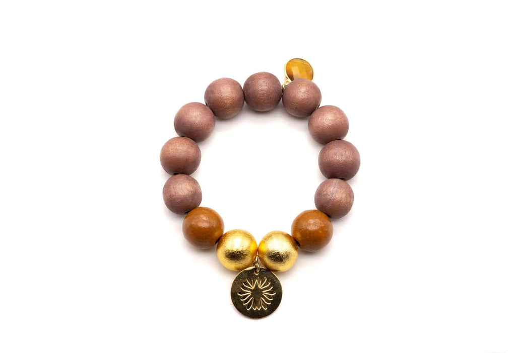 Armband auf Elastikband mit braunen Holzperlen, vergoldeten Perlen und rundem Tigerauge-Anhänger