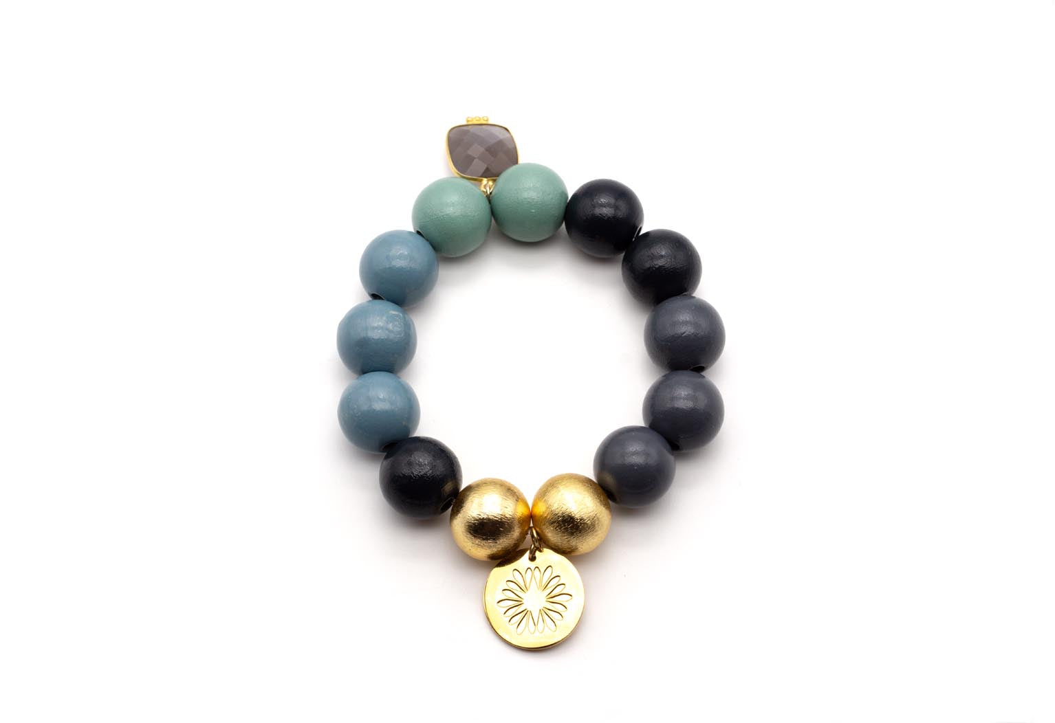 Armband auf Elastikband mit schwarzen, grünen und blauen Holzperlen, zwei vergoldeten Perlen und eckigem Edelstein-Anhänger