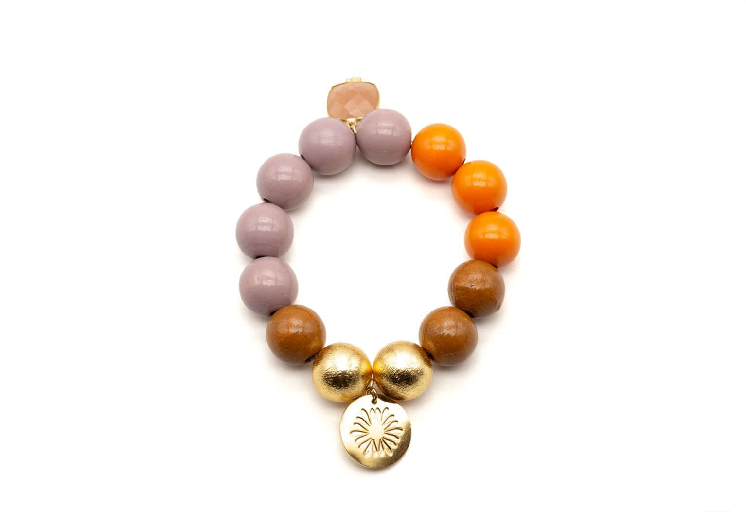 Elastik-Armband mit fliederfarbenen, orangefarbenen und Holzperlen, vergoldeten Perlen und Anhängern