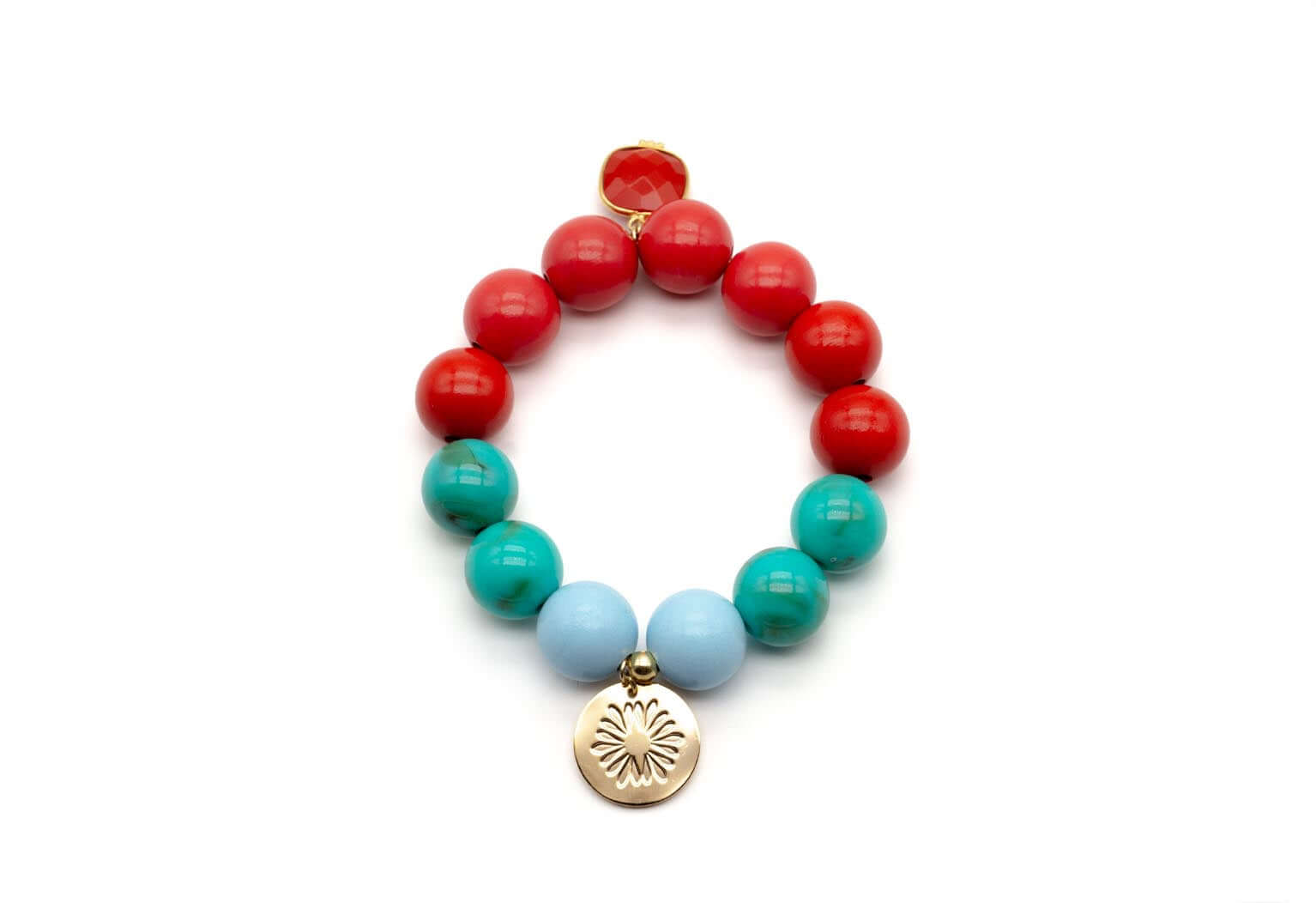Armband auf Elastikband mit roten, türkis- und hellblaufarbenen Perlen und vergoldetem Logo-Tag