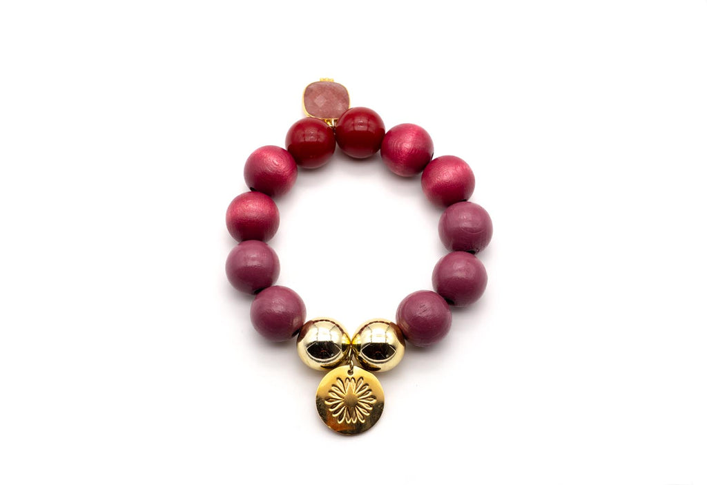 Armband auf Elastikband mit burgundyfarbenen Holz- und Acrylperlen, vergoldeten Perlen und rosafarbenem Edelstein-Anhänger