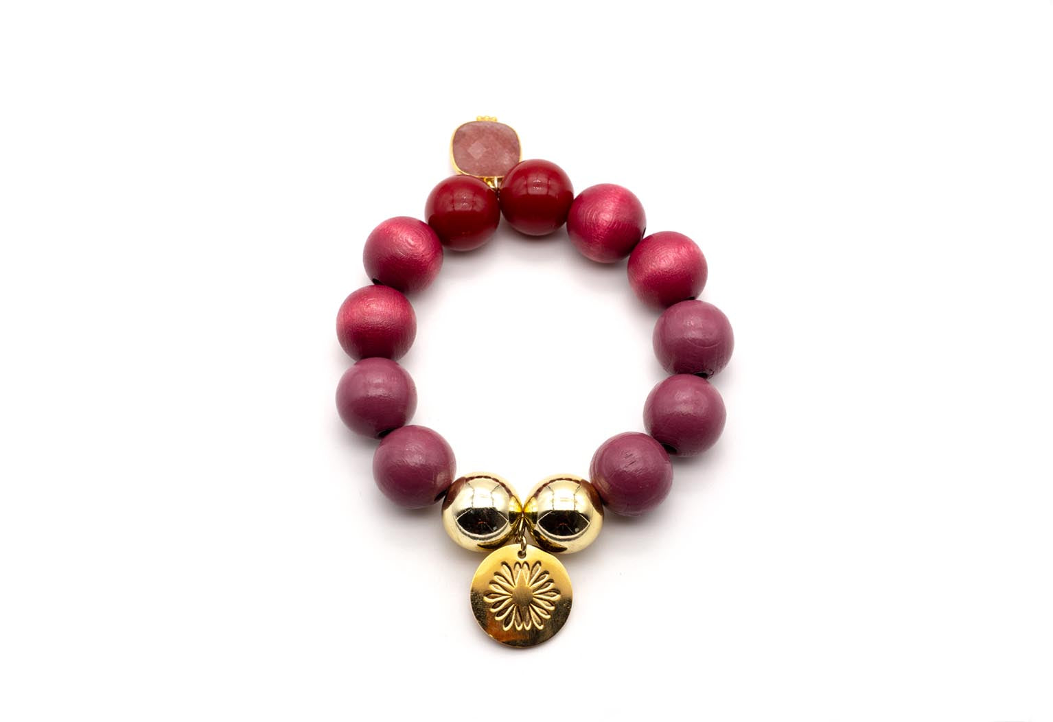 Armband auf Elastikband mit burgundyfarbenen Holz- und Acrylperlen, vergoldeten Perlen und rosafarbenem Edelstein-Anhänger