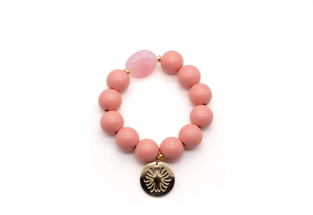 Armband auf Elastikband mit pfirsichfarbenen Holzperlen, rosa Acrylstein und vergoldetem Logo-Anhänger