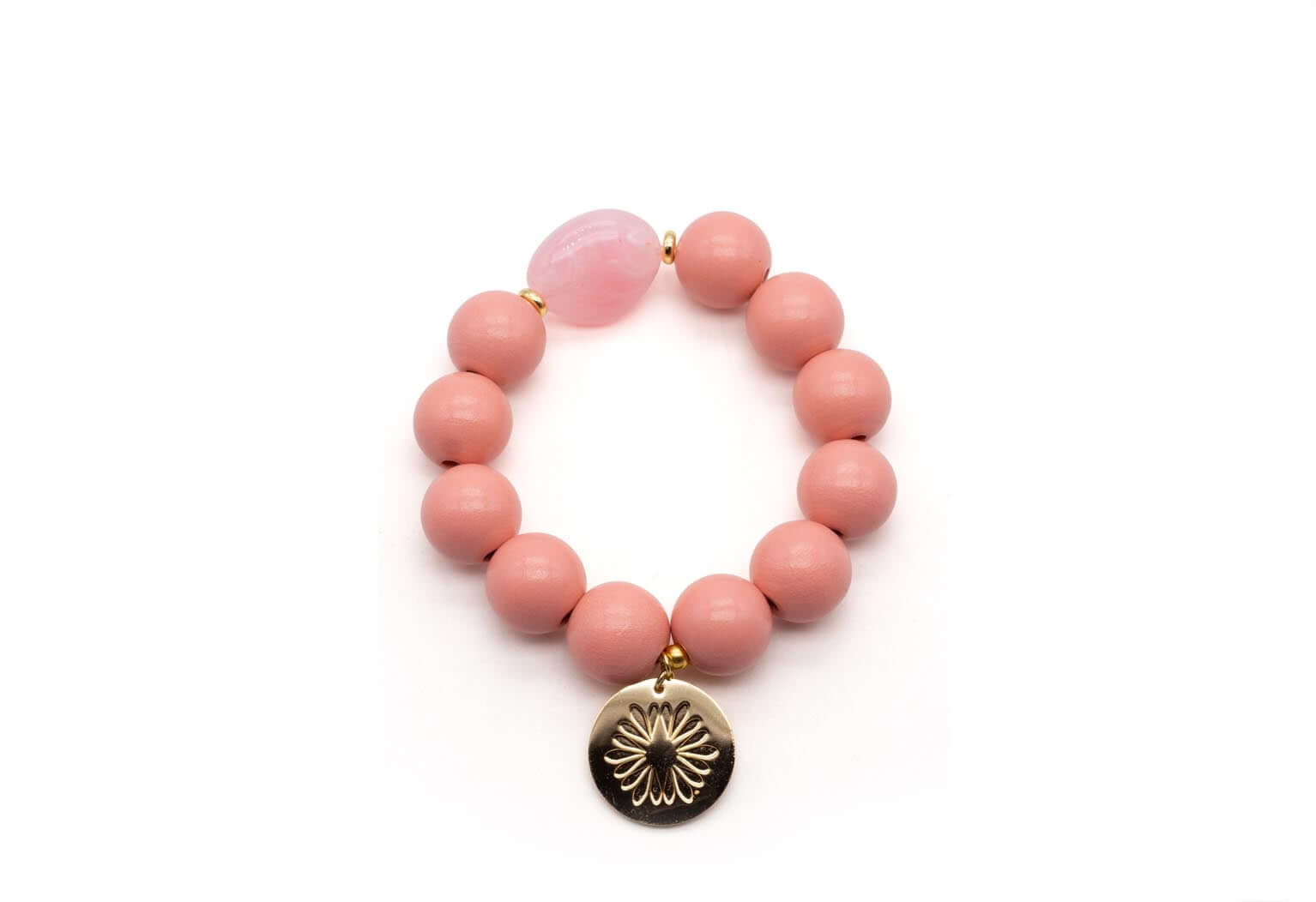 Armband auf Elastikband mit pfirsichfarbenen Holzperlen, rosa Acrylstein und vergoldetem Logo-Anhänger