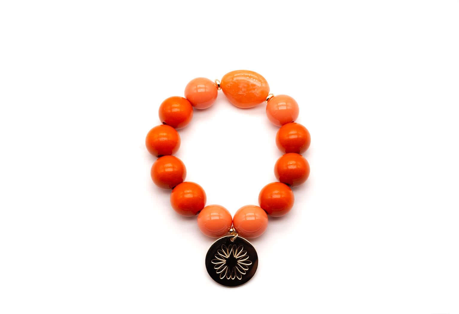 Armband auf Elastikband mit großen orangefarbenen Perlen, vergoldetem Ring und rundem Logo-Anhänger