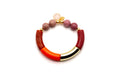 Armband mit gebogenen roten und orangefarbenen Röhrenperlen, Rhodonit-Perlen und vergoldetem Steinanhänger