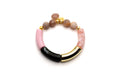Armband auf Elastikband mit rosa und schwarzen Acryl-Röhren, Sonnenstein-Perlen und rundem vergoldetem Anhänger