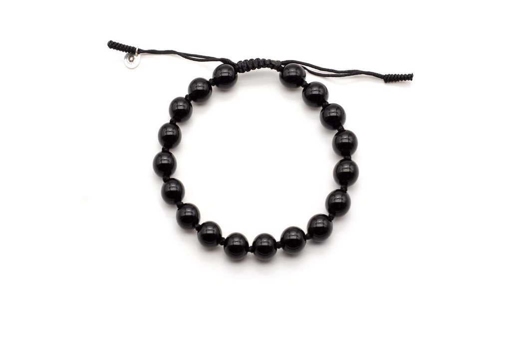 Geflochtenes Macramé-Armband mit glänzenden schwarzen Onyx-Perlen und Zugverschluss