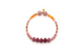 Armband auf Elastikband mit beeren- und lachsfarbenen Edelsteinperlen aus Jade und Rhodonit und vergoldeten Perlen