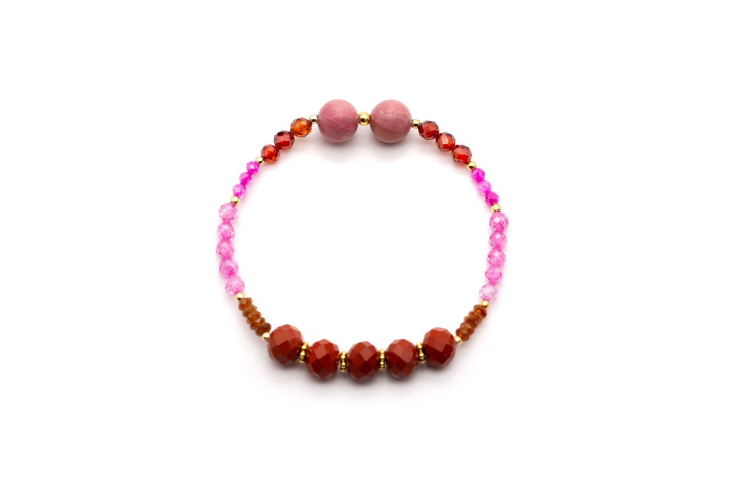 Armband auf Elastikband mit Edelsteinen in Rot, Rosa und Pink und vergoldeten Perlen