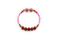 Armband auf Elastikband mit Edelsteinen in Rot, Rosa und Pink und vergoldeten Perlen