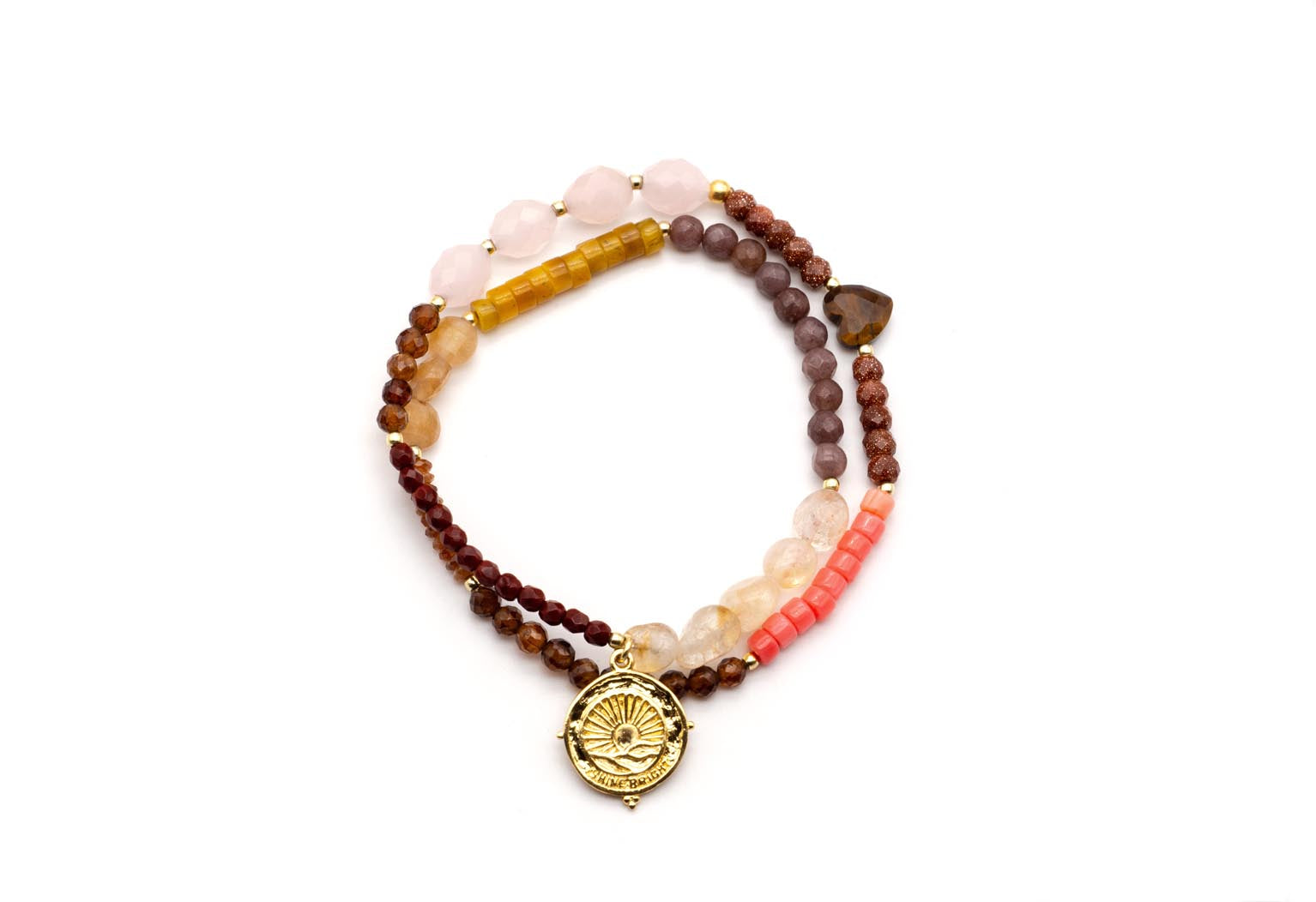 Zweireihiges Armband auf Elastikband mit Edelsteinperlen in Rosé-, Braun- und Koralletönen und vergoldeter Münze