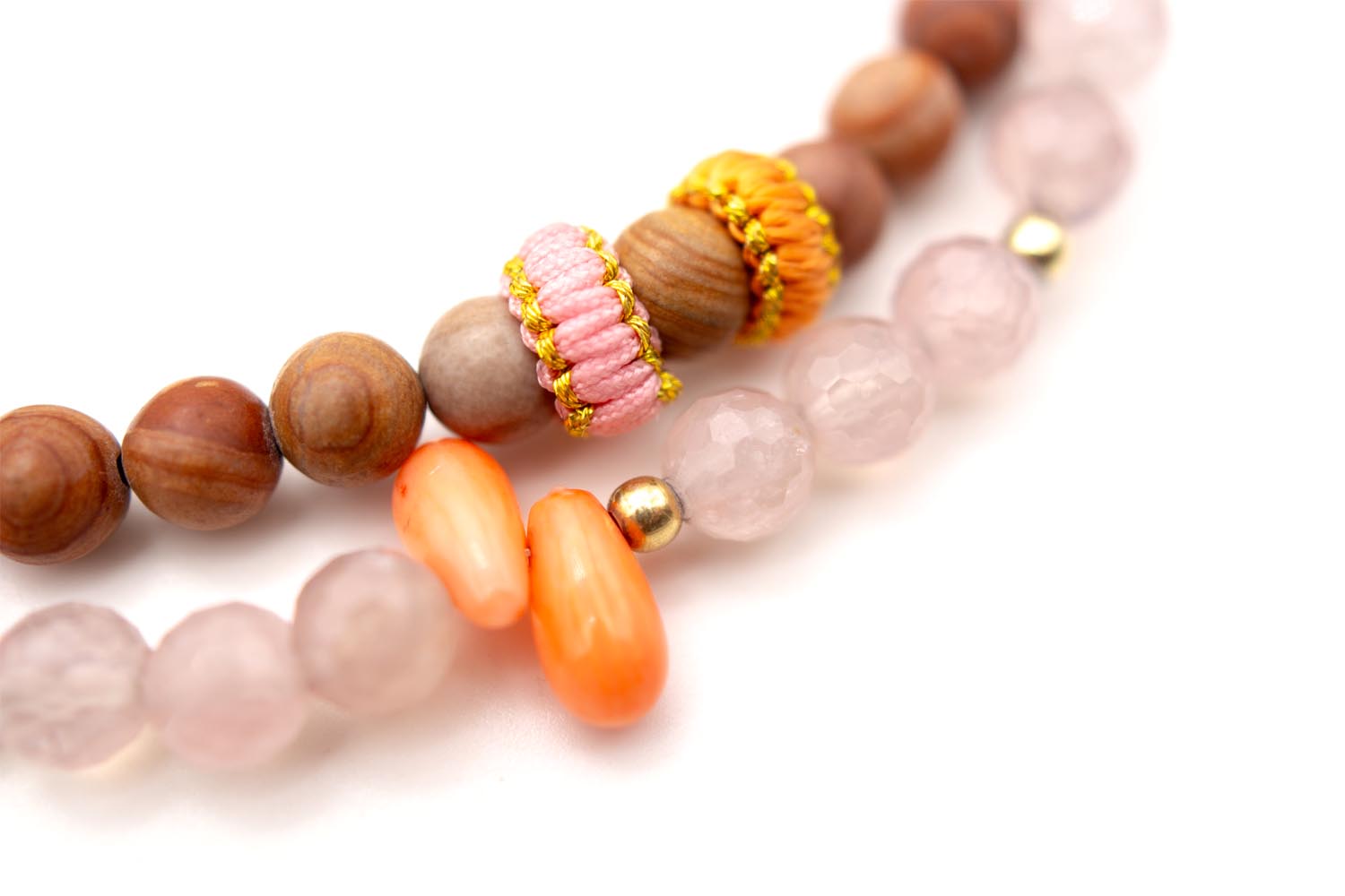 Detail mit rosa und gelb umsponnenen Perlen und zwei orangefarbenen Tropfen