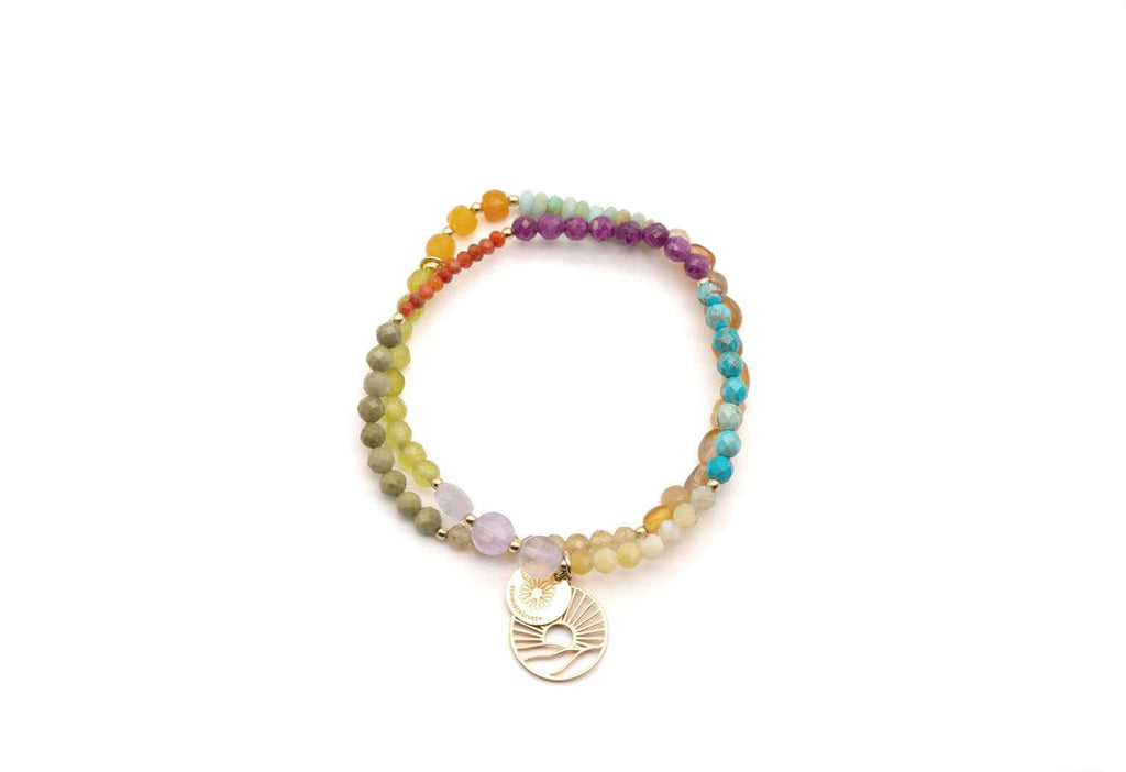 Doppeltes Elastik-Armband mit bunten Edelsteinperlen und vergoldetem Sonnen-Anhänger