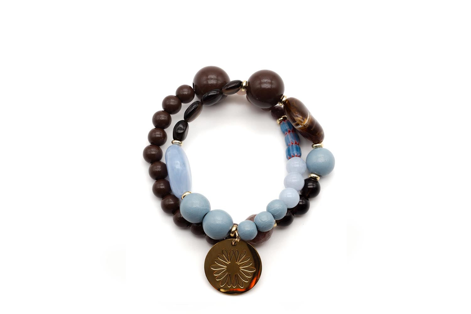 Doppelreihiges Armband auf Elastikband mit braunen Holzperlen, hellblauen Edelsteinen und rundem, vergoldetem Logo-Tag