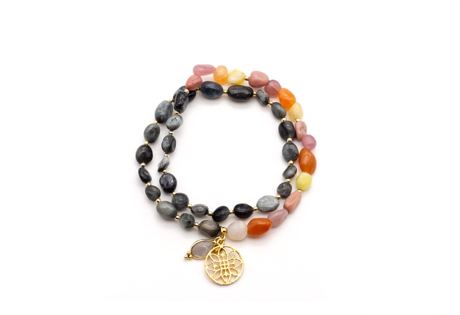 Doppeltes Armband mit bunten Edelsteinperlen in Grau-, Rosa- und Orangetönen, vergoldeter Münze und Edelstein-Anhänger