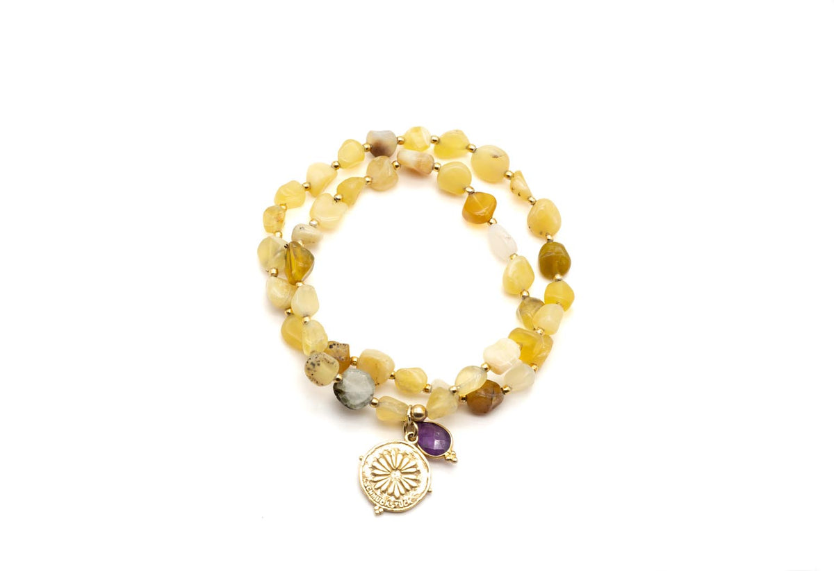 Doppelt gewickeltes Armband mit honiggelben Jade-Perlen, vergoldeter Münze und Amethyst-Anhänger