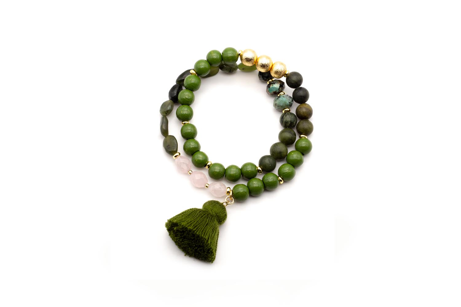 Doppeltes Mala-Armband aus grünen Holz- und Jadeperlen mit vergoldeten Perlen und grünem Quast