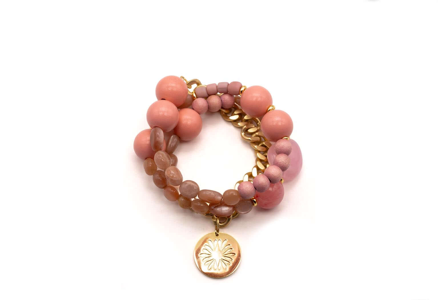 Dreifaches Armband aus rosa Holz- und Edelsteinperlen mit vergoldeter Curb-Kette und rundem Logo-Anhänger
