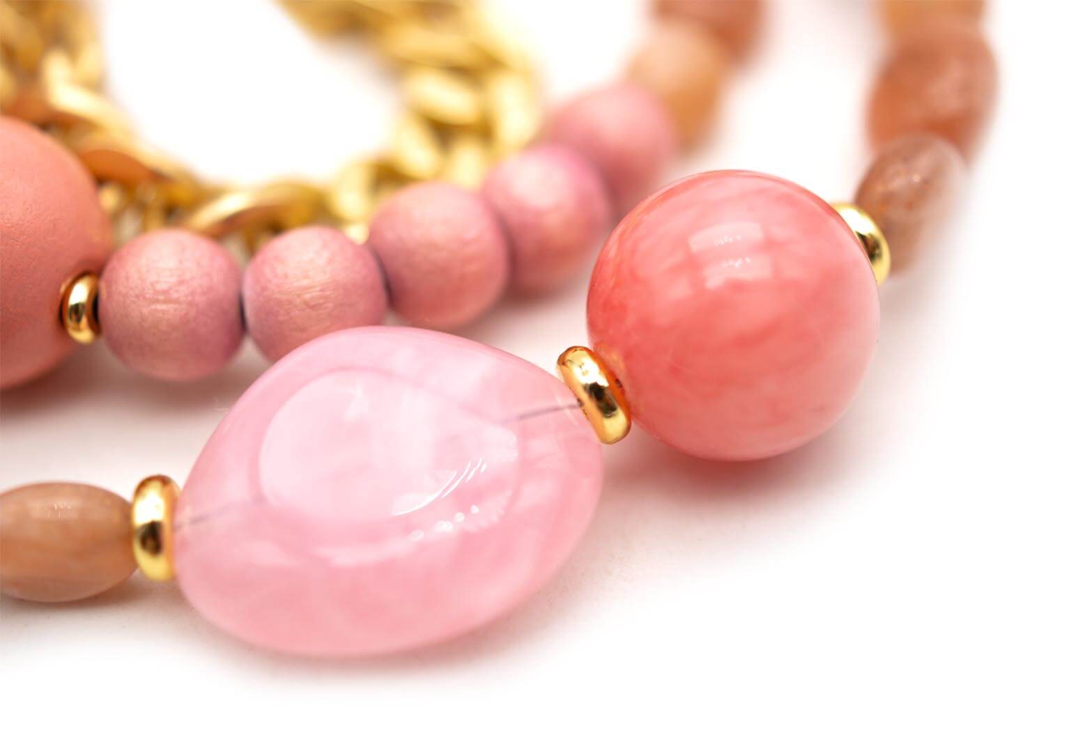 Nahaufnahme der glänzenden rosa Perlen mit goldfarbenen Zwischenteilen