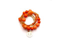 Dreifaches Armband mit orangefarbenen Holz- und Edelsteinperlen, vergoldetem Curb-Element und rundem Logo-Anhänger