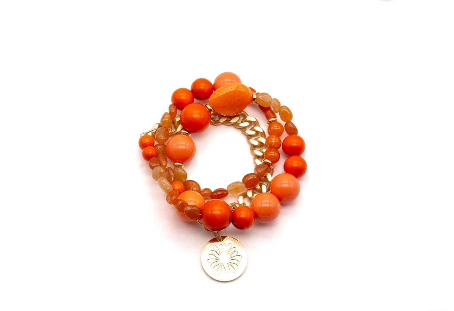 Dreifaches Armband mit orangefarbenen Holz- und Edelsteinperlen, vergoldetem Curb-Element und rundem Logo-Anhänger
