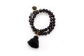 Doppeltes Armband auf Elastikband mit schwarzen Holz- und Obsidianperlen, schwarzer Quaste und rundem Edelstein-Anhänger