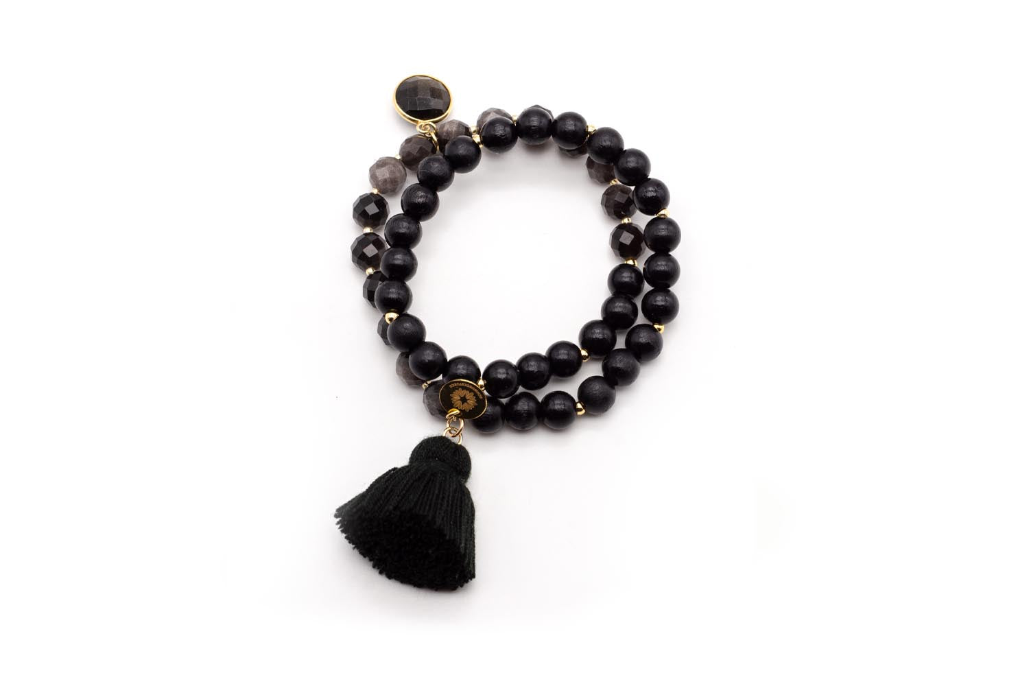 Doppeltes Armband auf Elastikband mit schwarzen Holz- und Obsidianperlen, schwarzer Quaste und rundem Edelstein-Anhänger