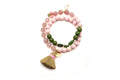 Doppelt gewickeltes Armband mit rosa Holzperlen, Rosenquarz und grünen Perlen, dazu beige Quaste