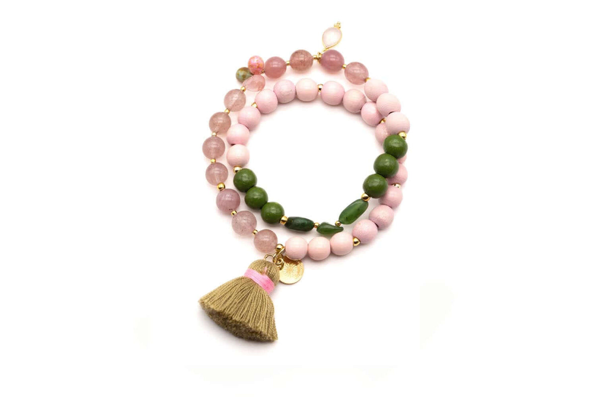 Doppelt gewickeltes Armband mit rosa Holzperlen, Rosenquarz und grünen Perlen, dazu beige Quaste
