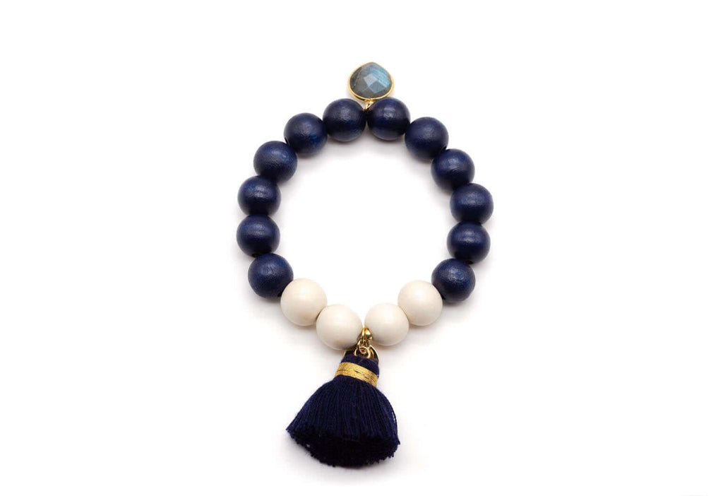 Armband mit dunkelblauen und cremefarbenen Holzperlen, blau schimmerndem Edelstein-Anhänger und dunkelblauer Quaste