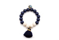 Armband mit dunkelblauen und cremefarbenen Holzperlen, blau schimmerndem Edelstein-Anhänger und dunkelblauer Quaste