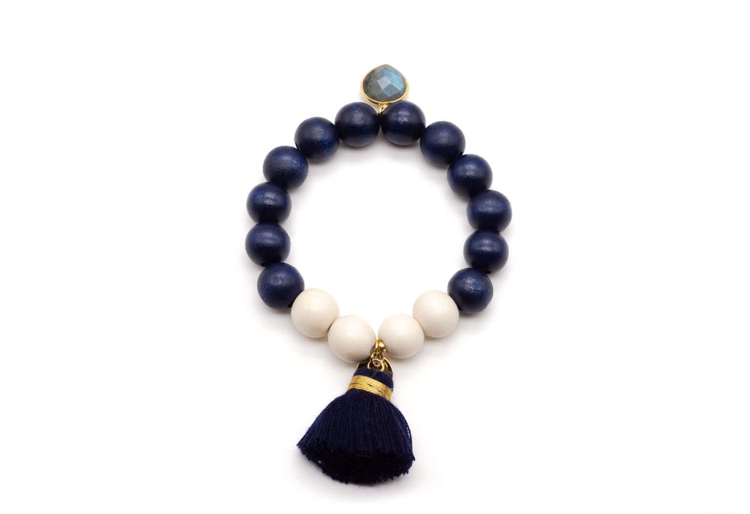 Armband aus dunkelblauen und cremefarbenen Holzperlen mit blau schimmerndem Edelstein-Anhänger und blauer Quaste