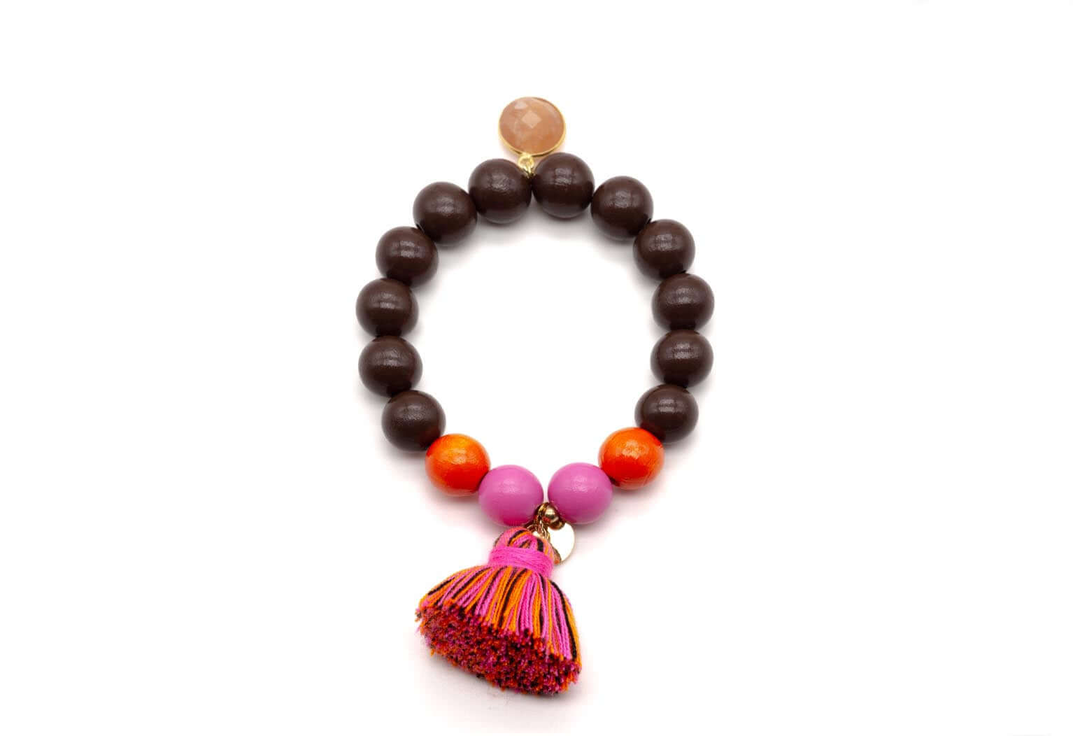 Armband aus braunen Holzperlen mit pink-orangefarbenen Perlen und bunter Quaste