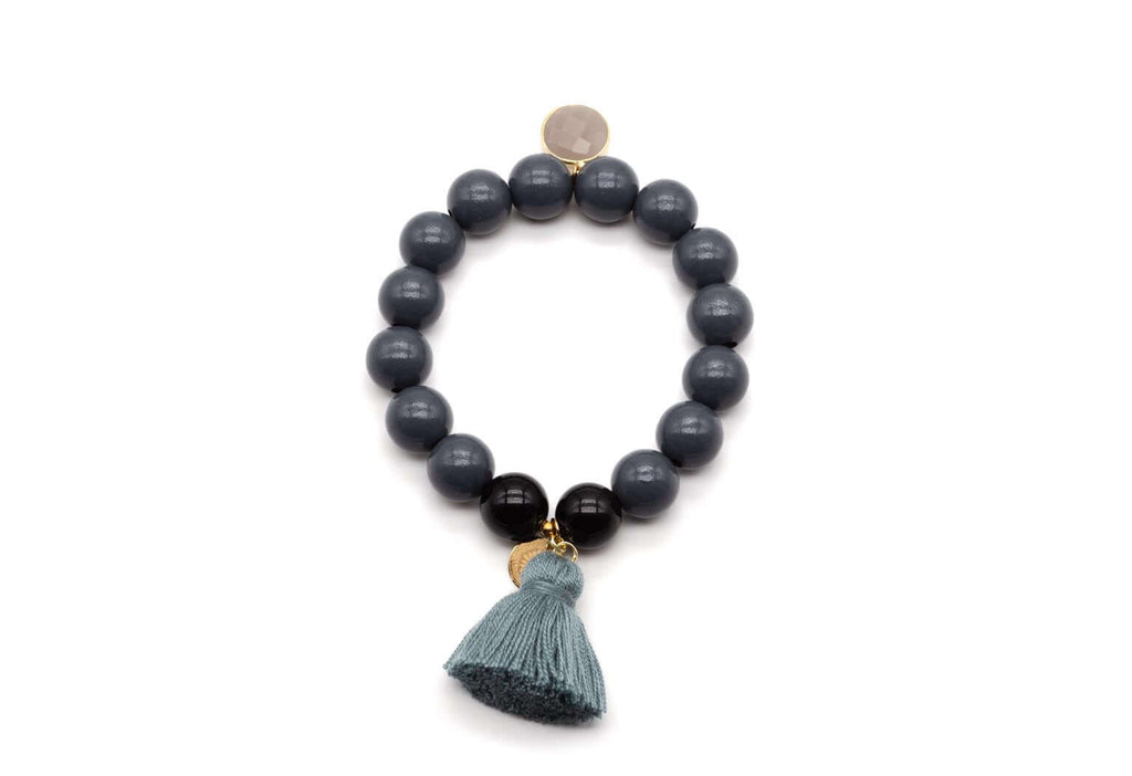 Armband aus dunkelgrauen Holzperlen mit Mondstein-Anhänger und graublauer Quaste