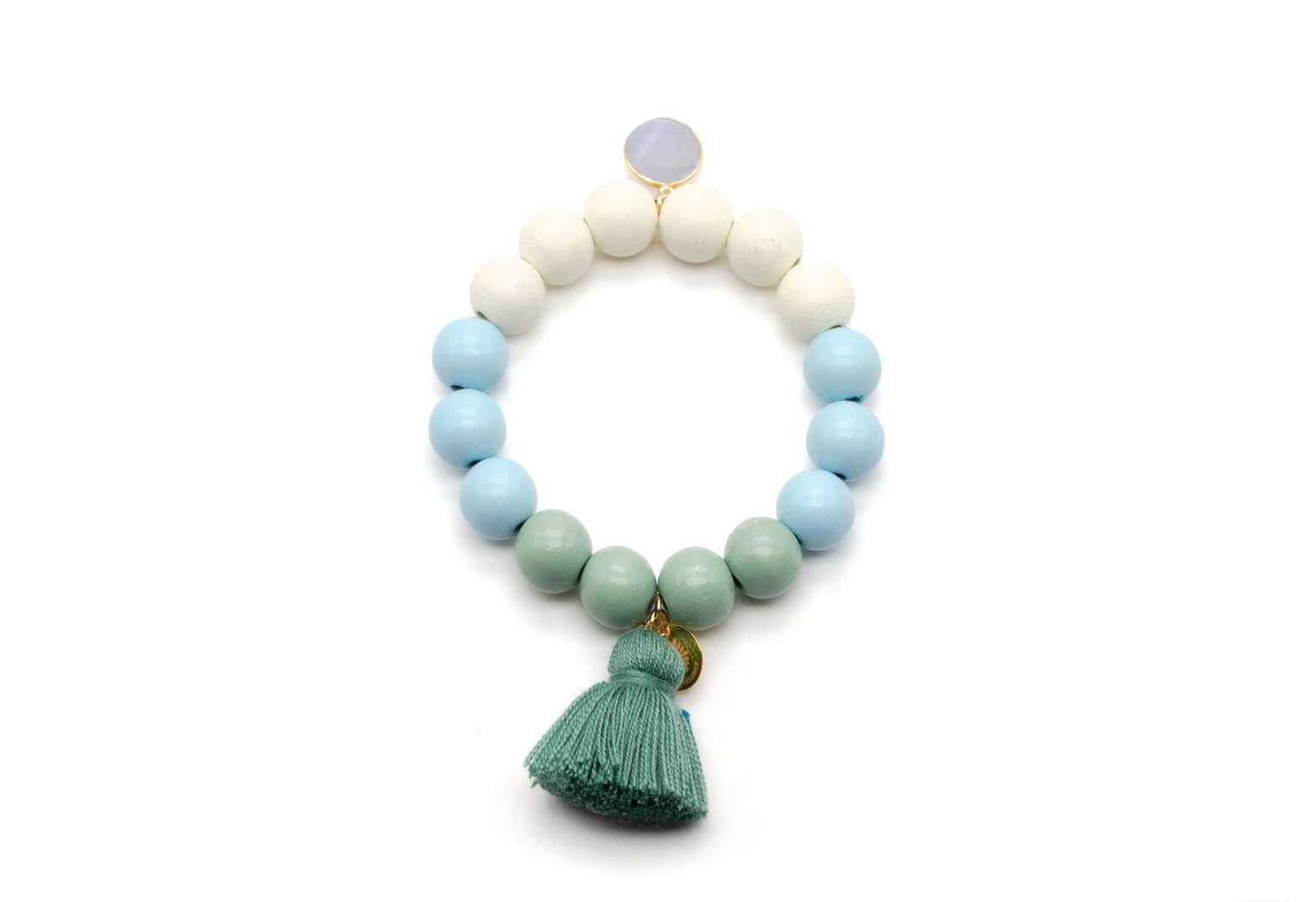 Armband auf Elastikband mit weißen, hellblauen und salbeigrünen Holzperlen, Edelstein-Anhänger und grüner Quaste